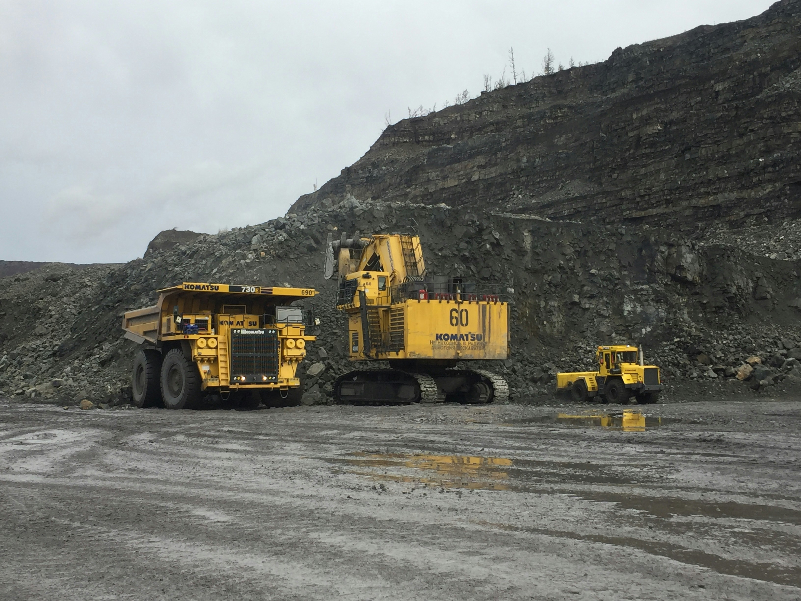 Komatsu fleet at quarry face